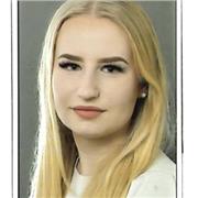 Motivierte Online-Nachhilfelehrerin hilft Schülern, ihre Deutschnote nachhaltig zu verbessern